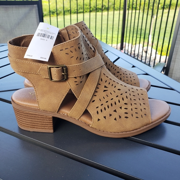 NEW NWT Justice Girl/'s Cutout Peep Toe Sandal